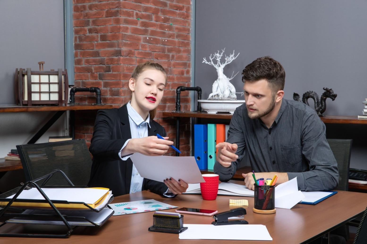 Equipo empresarial trabajando en análisis financiero